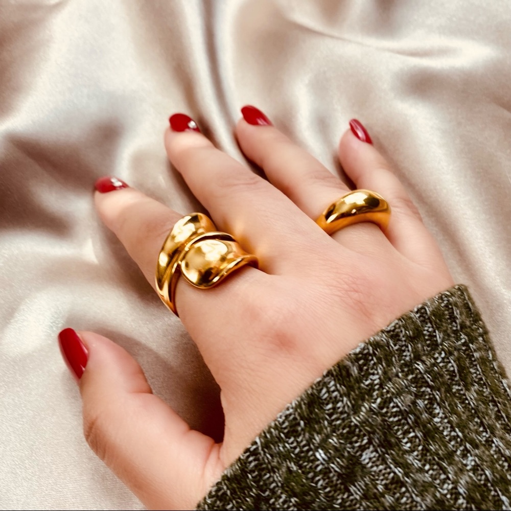 Minimalist Glossy Elevated Hiphop Design Ring in Gold - Picture 2 of 8